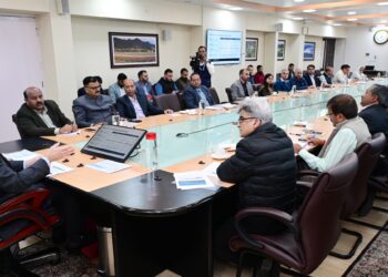 CM Omar Abdullah reviews winter preparedness across J&K; directs coordination during snow clearance, strict adherence to power curtailment schedules