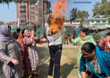 BJP Mahila Morcha protests outside Congress headquarters in Srinagar