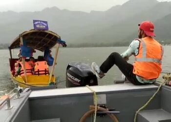 Tourists rescued from Dal Lake after Shikara gets stranded